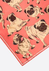 Foulard di seta con sfondo corallo e illustrazioni ripetute di bulldog francesi color beige chiaro in diverse pose, rifinite con un bordo a contrasto.