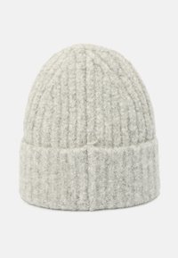 Cappello berretto lavorato a maglia grigio chiaro con texture a coste e risvolto. Il materiale ha un aspetto morbido e vellutato, con una sensazione accogliente.