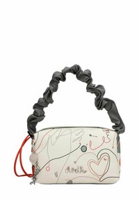 Weiße Ledertasche mit grauem, gerafftem Griff, bunten abstrakten Linienzeichnungen, roten Akzenten, silberner Hardware und einem dekorativen Schlüsselanhänger.