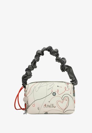 Weiße Ledertasche mit grauem, gerafftem Griff, bunten abstrakten Linienzeichnungen, roten Akzenten, silberner Hardware und einem dekorativen Schlüsselanhänger.