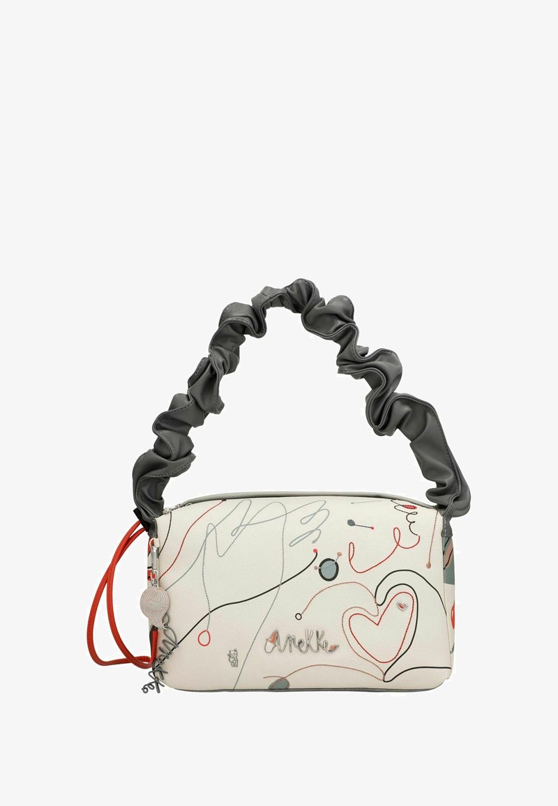 Weiße Ledertasche mit grauem, gerafftem Griff, bunten abstrakten Linienzeichnungen, roten Akzenten, silberner Hardware und einem dekorativen Schlüsselanhänger.