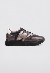 Baskets en cuir noir, bronze et blanc, avec une finition texturée, une épaisse semelle noire et des accents latéraux stylisés.