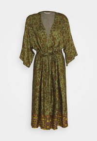 Zielona sukienka w wzory z krótkimi rękawami, przewiązana w talii, ozdobiona kwiatowym wzorem. Dolny brzeg sukienki zdobią kontrastowe kolorowe akcenty.