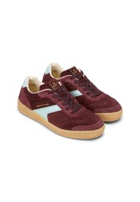 Burgundowe zamszowe sneakersy z jasnoniebieskimi akcentami, tekstylne wyściółki, okrągły nos i gumowa podeszwa. Zawierają brązowe sznurowadła i szczegół z logo.
