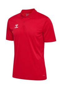 Rode polo shirt van ademend materiaal, met een kraag, twee knopen en een wit logo op de linkerkant van de borst. Glad textuur.