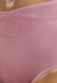 Triumph TRUE SENSATION - Fecskék - rosebloom