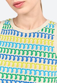 Top senza maniche in maglia caratterizzato da un motivo multicolore di forme verdi, blu e gialle su uno sfondo beige con scollatura a girocollo.