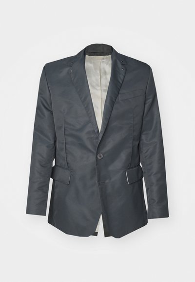 Dunkelgrauer Blazer mit Satinfinish, einer Knopfverschluss, zwei Fronttaschen und einem hellen Innenfutter.