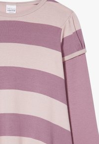 Jasnoróżowa i mauve w paski długa koszula z długim rękawem, okrągłym dekoltem i marszczeniem na rękawach, wykonana z miękkiego materiału bawełnianego.