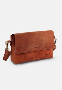 Braune Leder-Crossbody-Tasche mit einem Klappenverschluss, verstellbarem Riemen und goldfarbenen Beschlägen. Glatte Textur und minimalistisches Design.