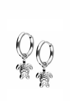 Silberne Creolen mit kleinen, hängenden schildkrötenförmigen Anhängern, glänzende, glatte Metalloberfläche, minimalistisches Design.