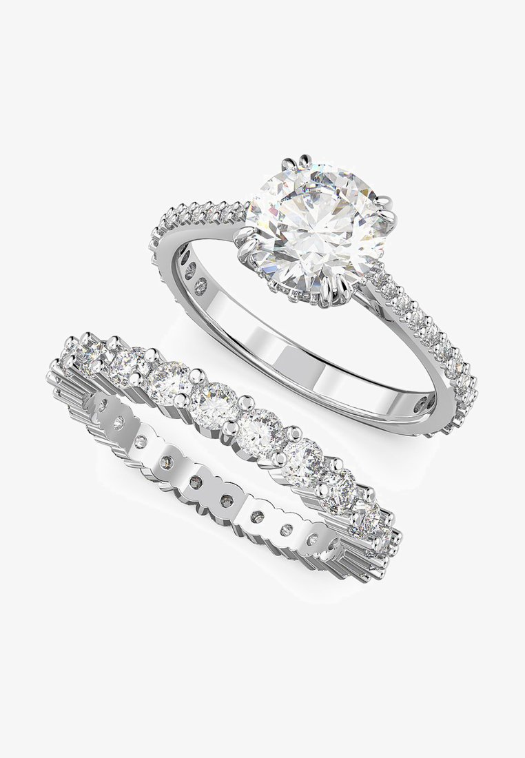 Bague de fiançailles en or blanc avec un centre rond et une bande assortie ornée de plusieurs petites pierres.