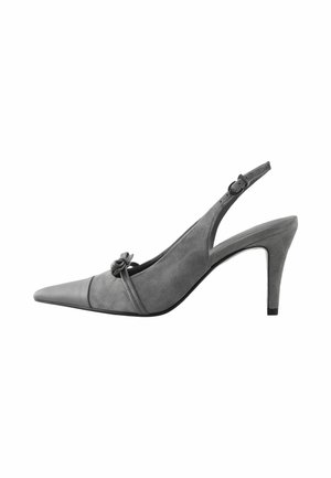 Sandal con tacco alto in camoscio grigio, con punta appuntita, piccolo dettaglio a fiocco e cinturino regolabile con fibbia.