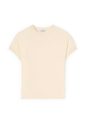 Roomkleurige, kortermige top van geribbelde stof met een ronde hals en een klein merkembleem aan de binnenkant van de kraag.