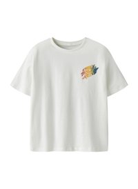 T-shirt blanc à manches courtes avec une petite illustration colorée de chat sur le côté gauche de la poitrine.
