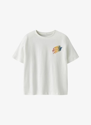 Weißes T-Shirt mit kurzen Ärmeln und einer kleinen farbenfrohen Katzenillustration im linken Brustbereich.