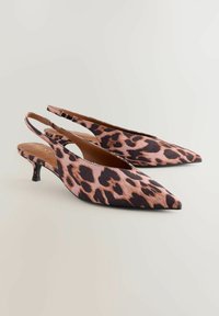 Leopardikuvioiset slingback-kengät, joissa on kärjellinen nenä, vaaleanpunaista ja mustaa kangasta sekä matala korko. Sileä pinta, jossa on hieno kiilto.