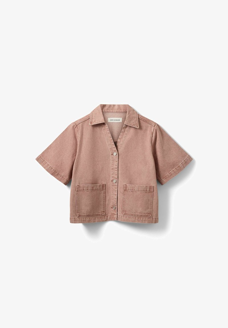 Veste en denim rose poussiéreux à manches courtes, avec col, boutons à l'avant, et deux grandes poches carrées sur fond blanc.