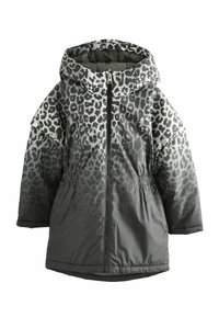 Grå leopardmönstrad pufferjacka med huva, åtdragen midja, framdragkedja och kontrasterande branding längs dragkedjan. Lätt strukturerad textur.