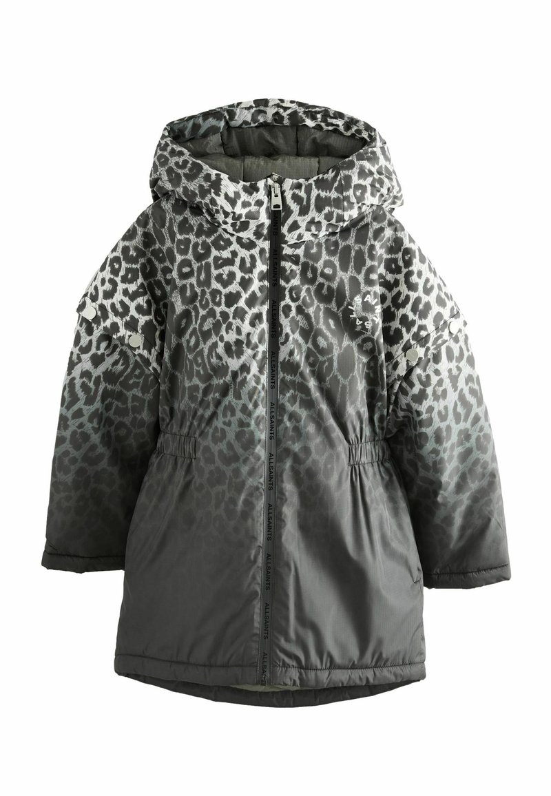 Grå leopardmönstrad pufferjacka med huva, åtdragen midja, framdragkedja och kontrasterande branding längs dragkedjan. Lätt strukturerad textur.