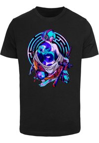 Sort T-shirt med et levende grafisk tryk i neontoner. Designet inkluderer en karakter med hovedtelefoner, våben og styliserede elementer.