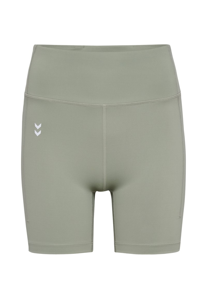 Gröna sportshorts tillverkade av elastiskt material, med en hög midja, slät textur och en vit chevronlogotyp på vänster sida.