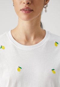 ONLY Petite ONLKETTY LIFE O NECK - Marškinėliai su spaudiniu - bright white
