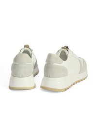 Weiße und graue Wildleder-Sneaker mit einer dicken Gummisohle, ausgestattet mit einem strukturierten Design und subtilen beigen Akzenten an der Ferse.