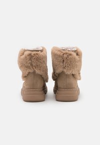 Helle Wildleder-Stiefeletten mit einem Futter aus Kunstfell, runder Spitze und einem dickeren Sohlen-Design für Dämpfung und Unterstützung.