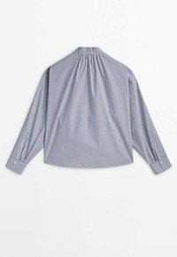 Chemisier à manches longues avec poignets boutonnés, rayures verticales bleu marine et blanches, détail fronc é au dos du col et petit col montant.