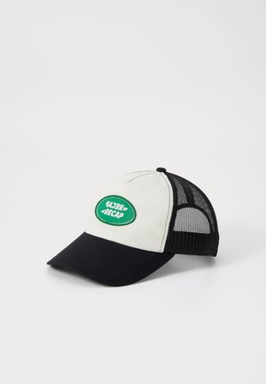 Truckercap med en hvid frontpanel og sort skygge. Har en grøn oval lap med tekst og sort netbag til ventilation.