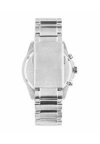 Zilveren horloge van roestvrij staal met een geborstelde textuur, voorzien van een vierkante kast, metalen armband en gegraveerd merkteken op de achterkant.