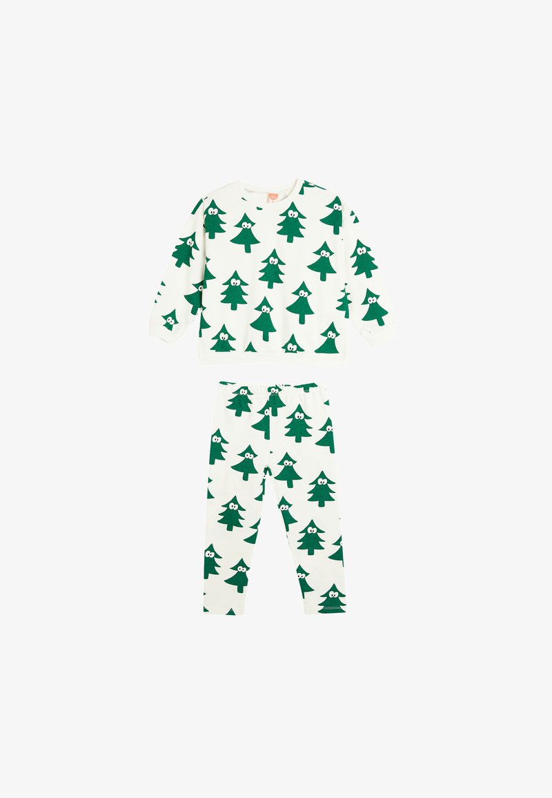 Dwuczęściowy komplet piżamy z bawełny składa się z białej bluzki i spodni z zielonymi wzorami drzew oraz rysunkowymi oczami. Zawiera długie rękawy oraz elastyczny pas.