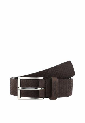 Ceinture en cuir marron avec une texture en relief, ornée d'un motif en losanges, avec une boucle métallique argentée et une sangle en cuir. Accentuée par une étiquette de marque sur la boucle.