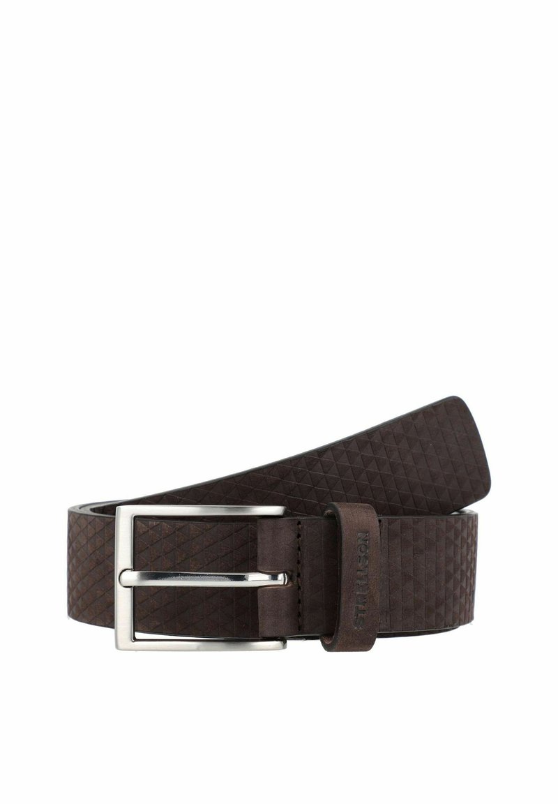 Ceinture en cuir marron avec une texture en relief, ornée d'un motif en losanges, avec une boucle métallique argentée et une sangle en cuir. Accentuée par une étiquette de marque sur la boucle.