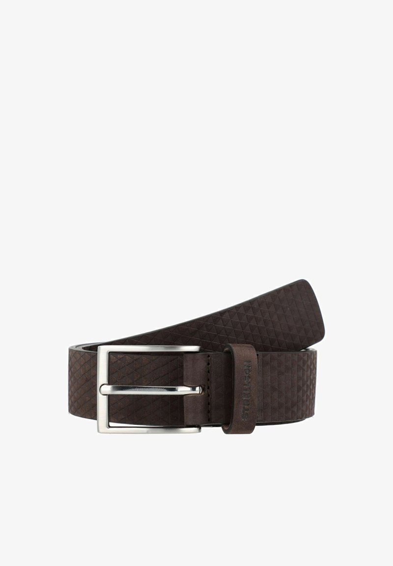 Bruine leren riem met een diamantpatroon, voorzien van een metallic zilveren gesp en een leren band. Aangevuld met een merklabel op de lus.