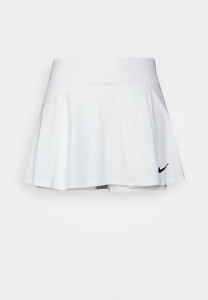 Falda deportiva blanca plisada con cinturilla ancha y pequeño logo negro de Nike Swoosh en la parte inferior derecha.