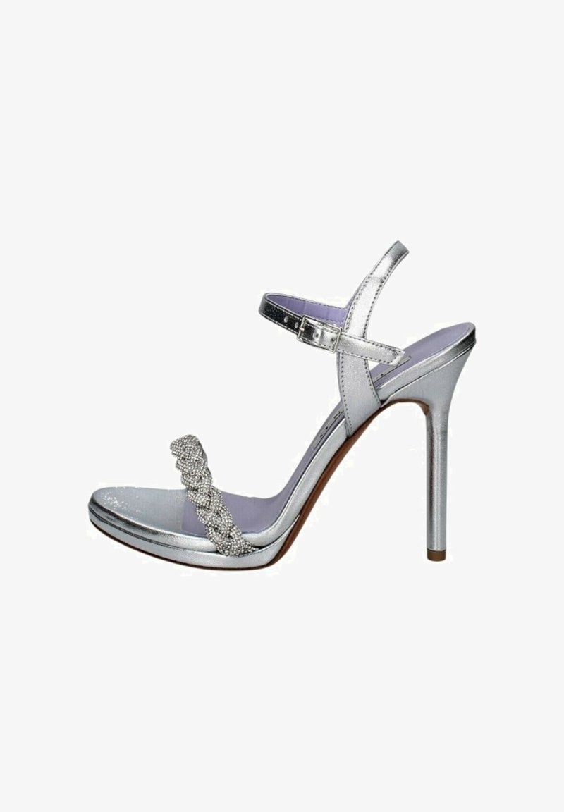 Sandalo con tacco alto argentato, dotato di una cintura testurizzata, fibbia alla caviglia e un dettaglio decorativo intrecciato. Presenta una finitura lucida e un sottopiede viola.