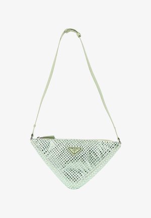 Driehoekige zilveren Prada schoudertas met studs en verstelbare band tegen een witte achtergrond.