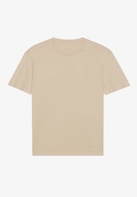 Beige pamut póló kerek nyakkivágással és rövid ujjakkal. Folyamatos anyag, sima textúrával. Nincsenek minták vagy figyelemre méltó díszítések.