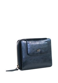 Portafoglio in pelle nera con finitura testurizzata, forma rettangolare, tasca anteriore a pattina e dettagli in oro. Chiusura con zip lungo il bordo.