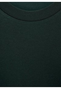 Tissu tricoté vert foncé à col ras du cou avec un col finement côtelé et une texture lisse uniforme sur toute la surface.