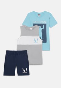 Trodelna sportska odjeća: svijetloplava majica kratkih rukava s logom, siva majica bez rukava s bijelom prugom i tamnoplave šorts hlače s logom. Mekani pamuk.