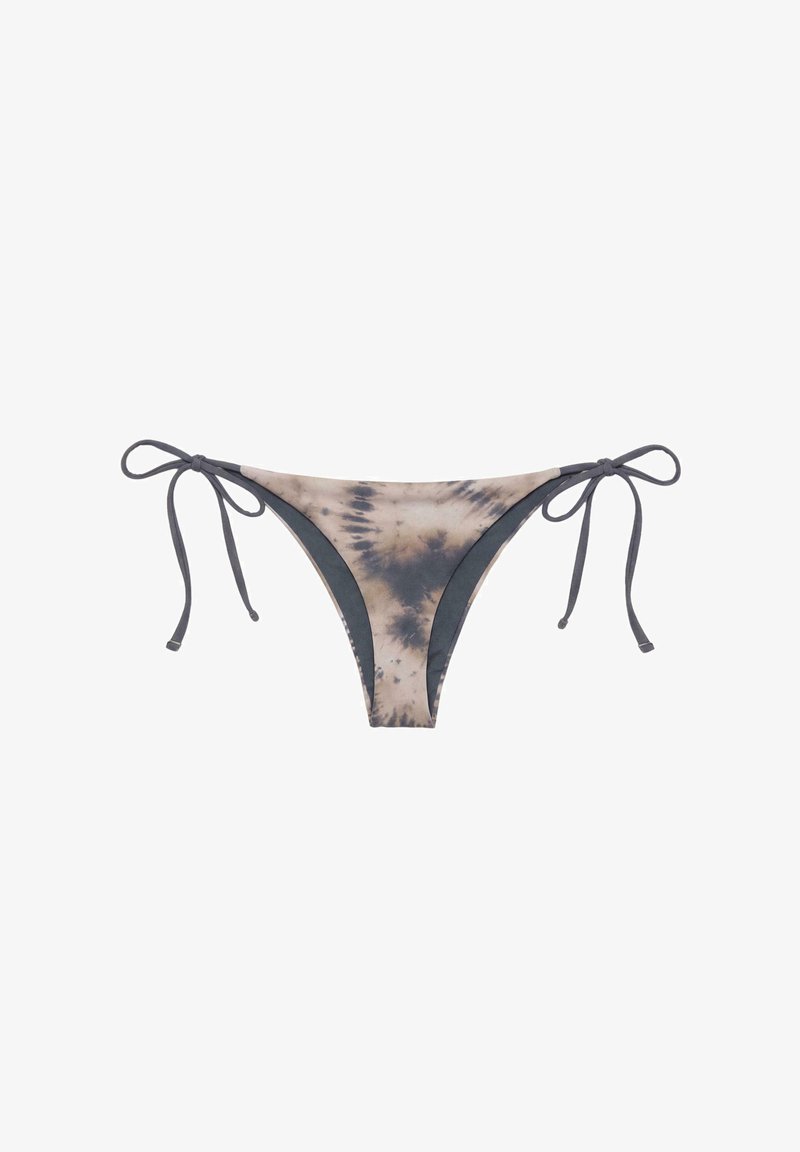 Bas de bikini tie-dye avec liens sur les côtés, présentant des nuances de beige et de gris foncé sur le tissu avec un bord uni gris foncé.