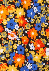 Tecido preto com um padrão floral, apresentando flores alaranjadas, amarelas, azuis e brancas de diferentes tamanhos e formas por todo o design.