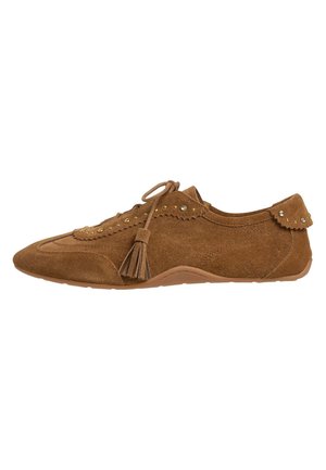 Chaussure plate en daim marron avec lacet à pampilles, clous dorés, bords festonnés et semelle en caoutchouc, vue de profil.