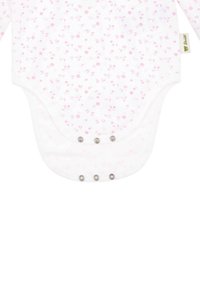 Body per bambini bianco con un piccolo motivo floreale rosa, dotato di maniche lunghe e chiusure a pressione sul fondo per facilitare il cambio e la vestizione.