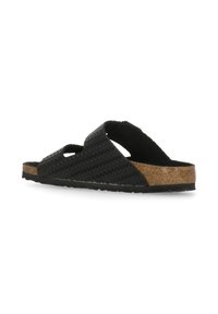 Sandaletto nero in tessuto intrecciato con soletta in sughero e suola in gomma, dotato di due ampie cinghie e dettagli forati per la traspirabilità.
