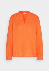 Blouse orange vif à manches longues avec fente en V et coupe sans col, avec poignets boutonnés et tissu léger.