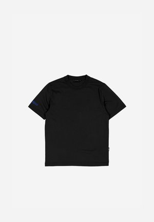 T-shirt noir à manches courtes présenté à plat, avec un petit logo textuel bleu sur la manche gauche.